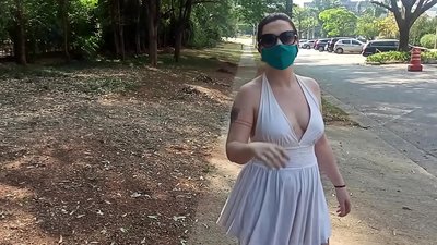 Publica nuditas: puella ex Russia vestimenta sua in plateis Rio de Janeiro auferre conatur. Ea prope adprehensa.